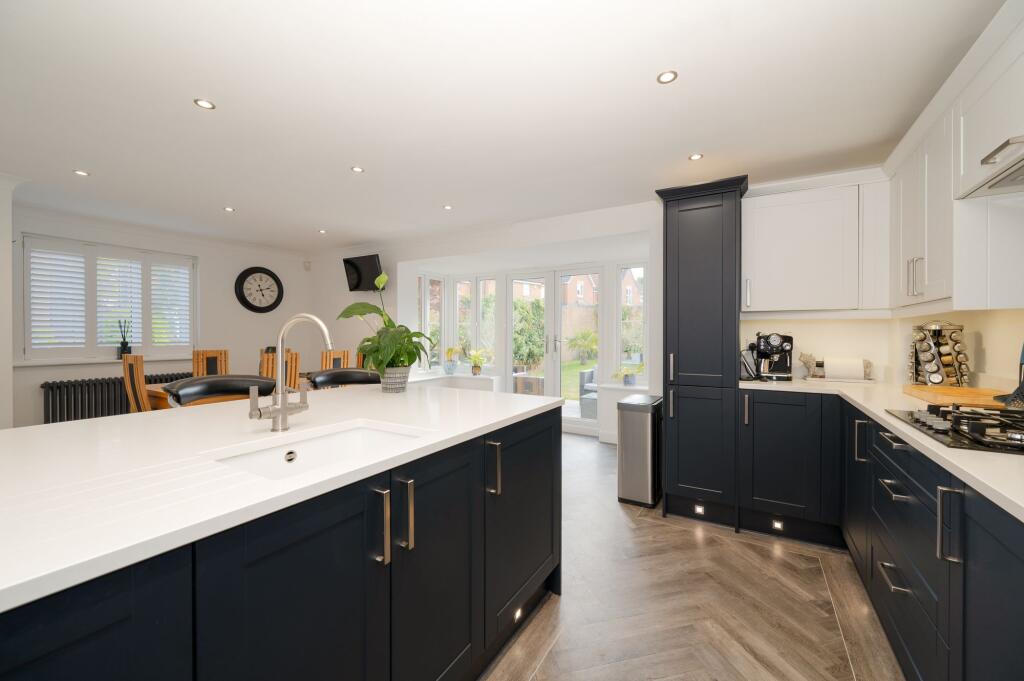 KITCHEN DINER AND LOUNGE
