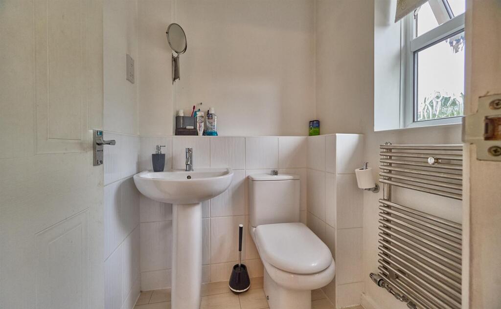 EN-SUITE SHOWER ROOM