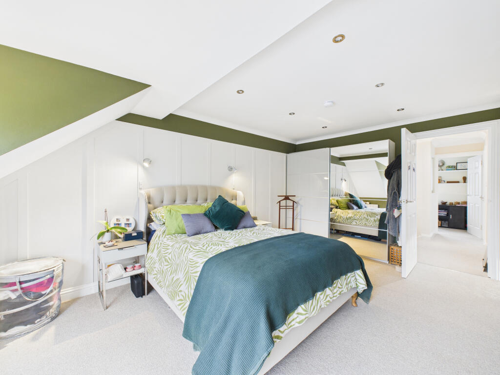 CAM01984G0-PR0529-STILL018