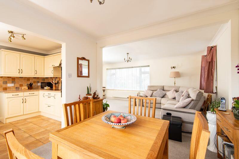 Diner/lounge/kitchen