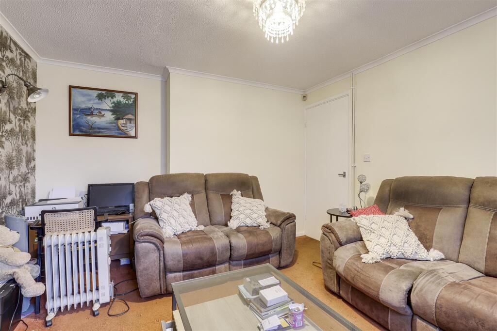 Iona Gardens, Bestwood, Nottinghamshire, NG5 9NT