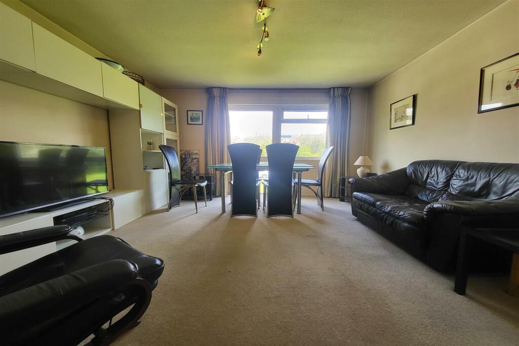 LOUNGE (pic 2)