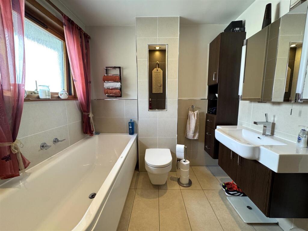 SHOWER ROOM .JPG