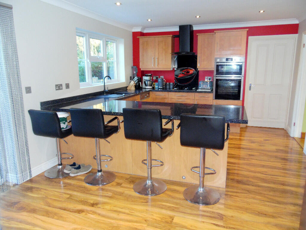 KITCHEN/BREAKFAST RM