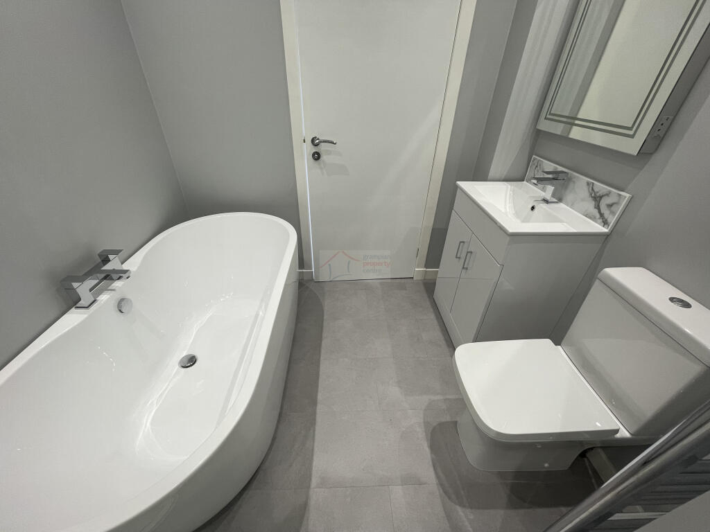 Bathroom b.JPG