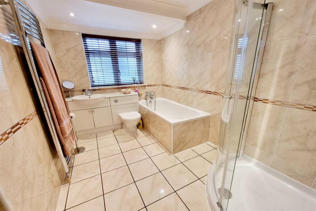 LUXURY FAMILY BATHROOM: