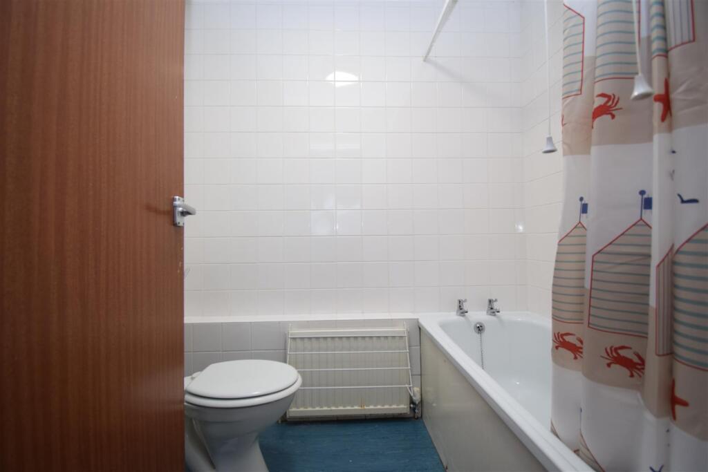 46HolmsleyLane-bathroom (2).JPG