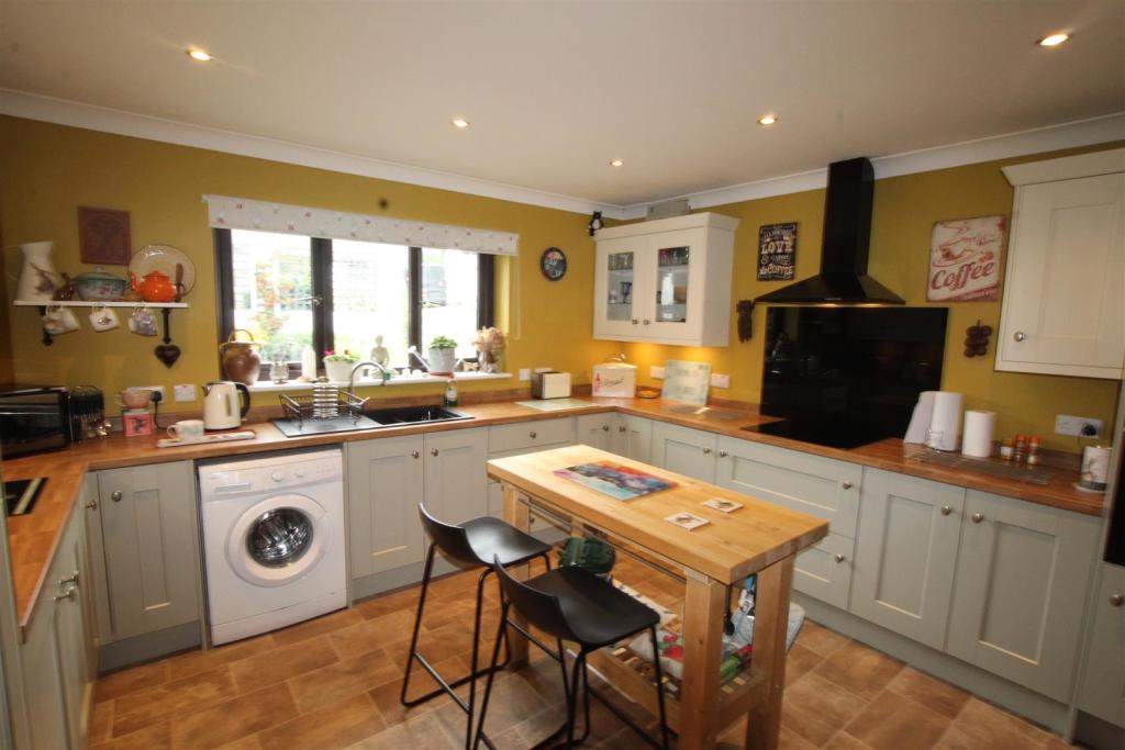 kitchen 1.JPG