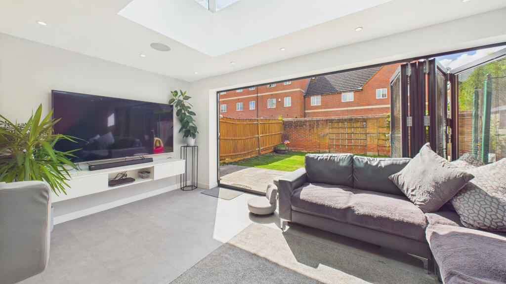 CAM04968G0-PR0057-STILL015