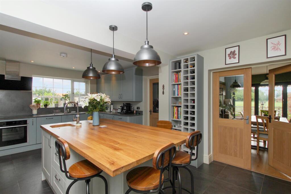 Kitchen - L.JPG