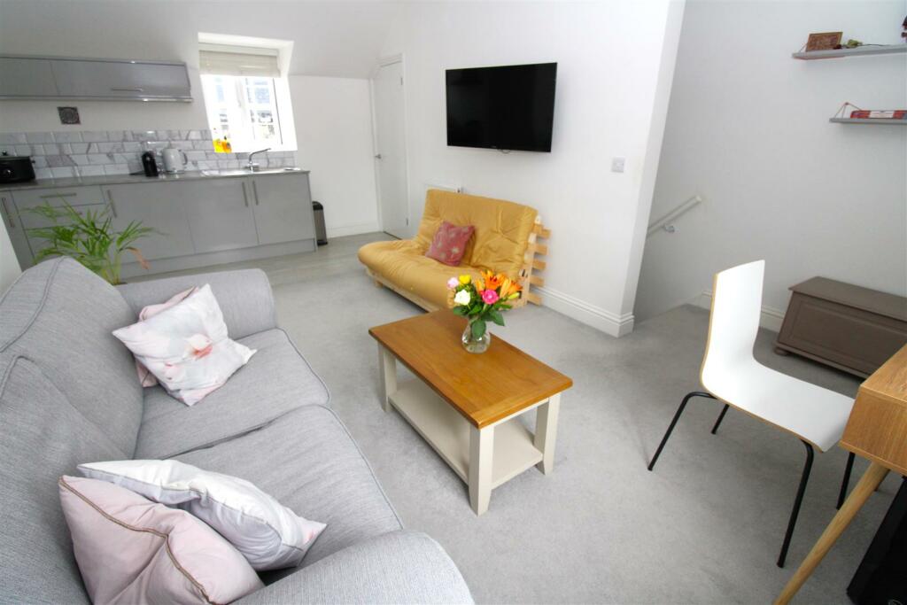 lounge 2.JPG