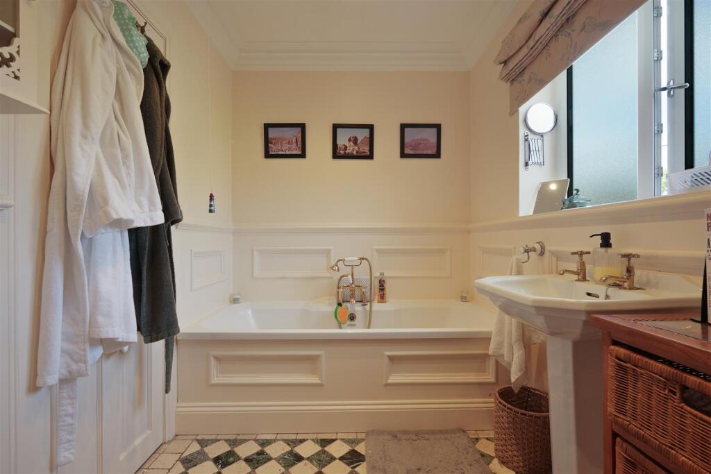 FAMILY BATHROOM