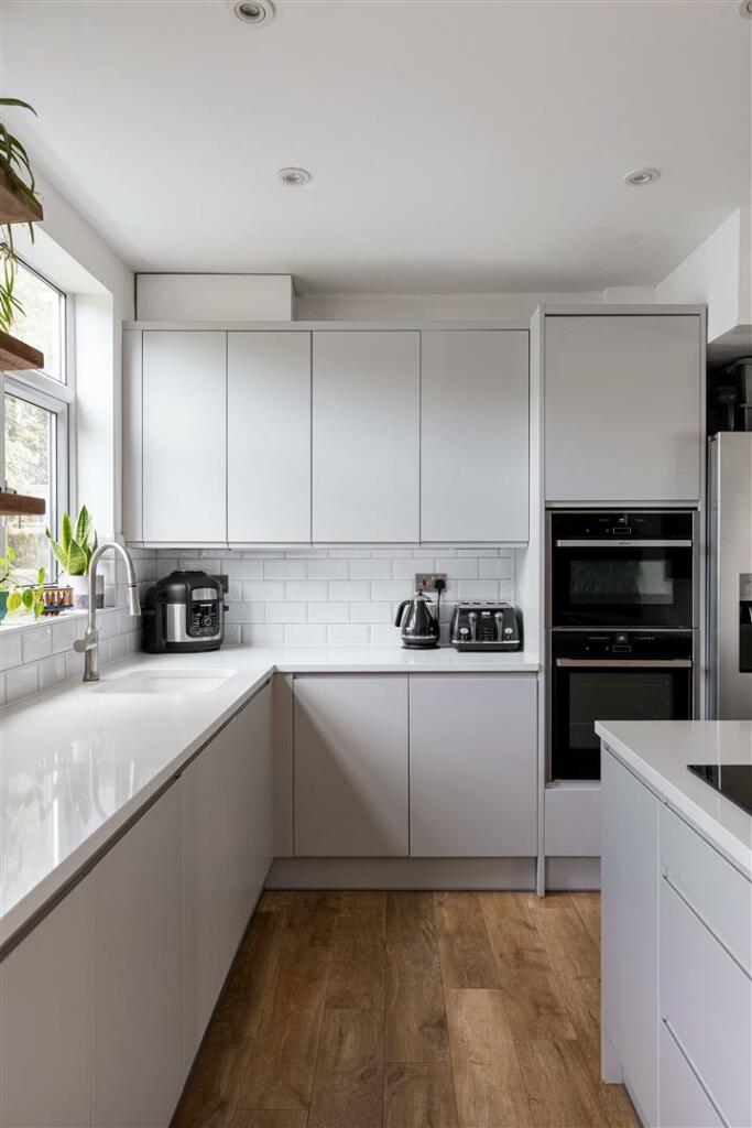 92 Cavendish Drive, E11