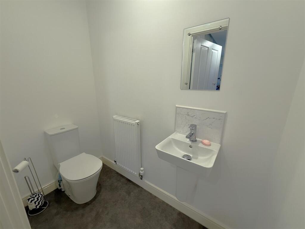 Downstairs WC.JPG