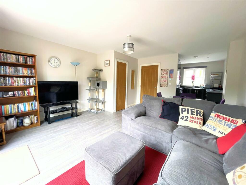 Living room 4.jpg