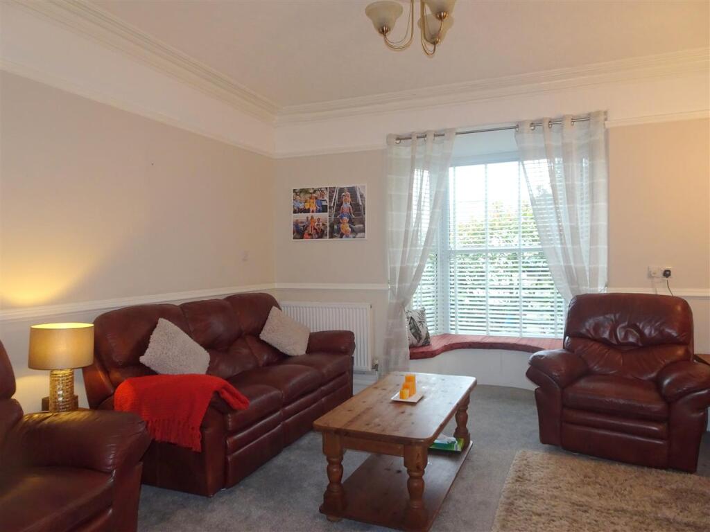 Lounge/Dining Area