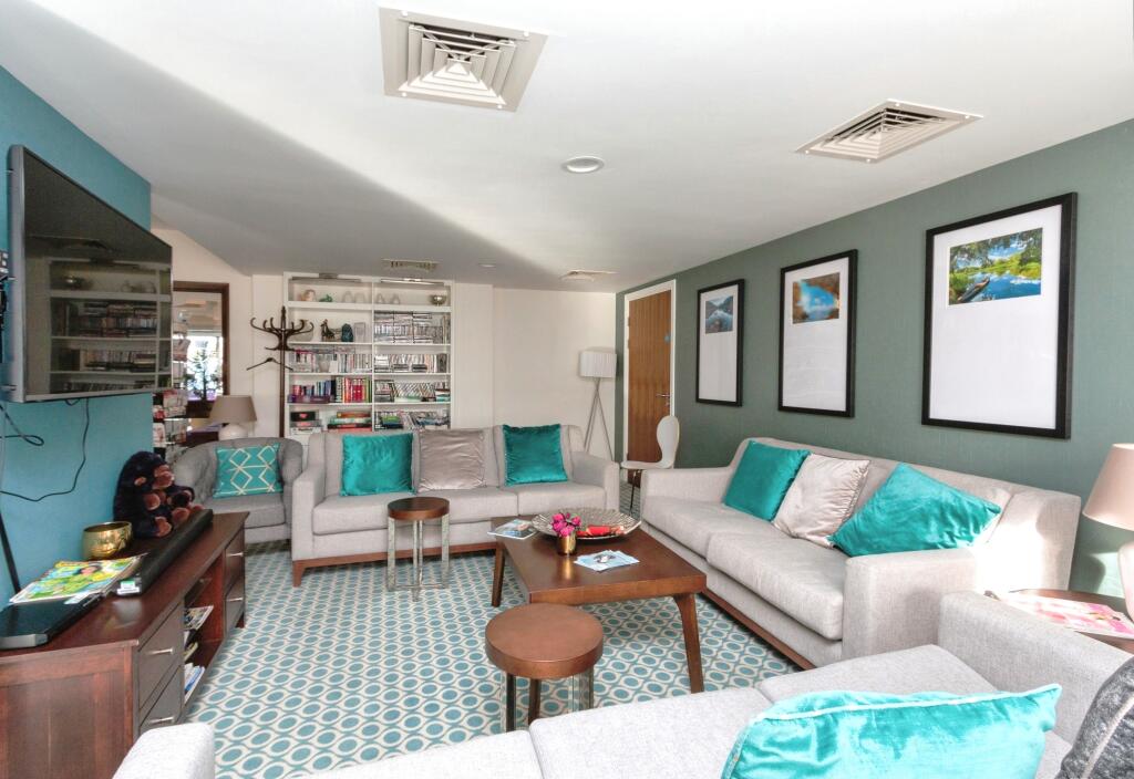 RESIDENTS LOUNGE