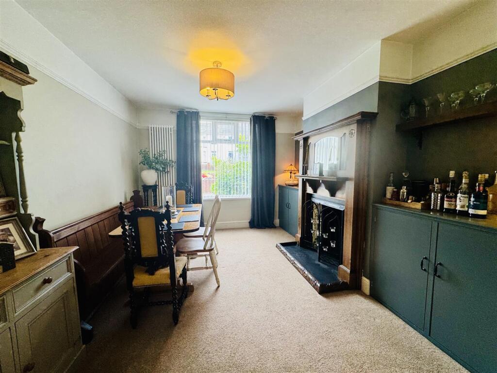 LOUNGE/DINING ROOM