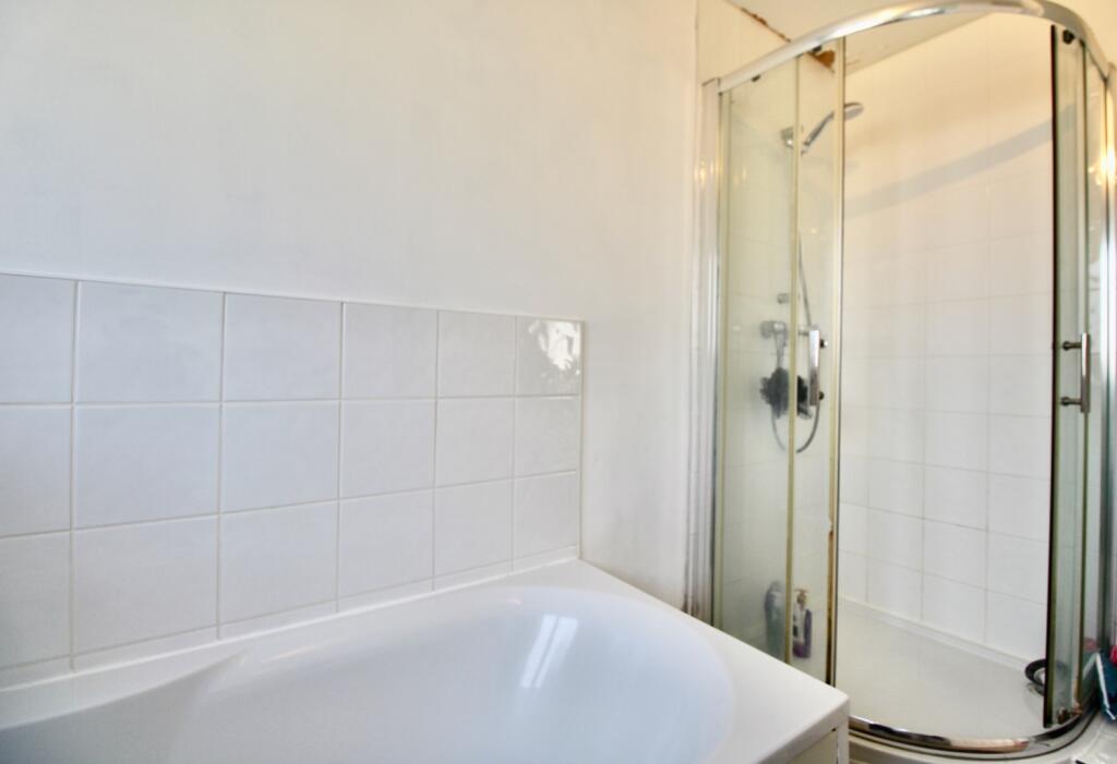 Family bathroom angle 2