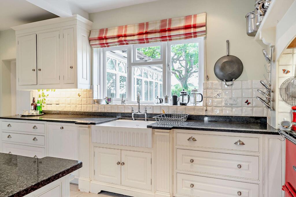 Fitted kitchen units and granite work surfaces