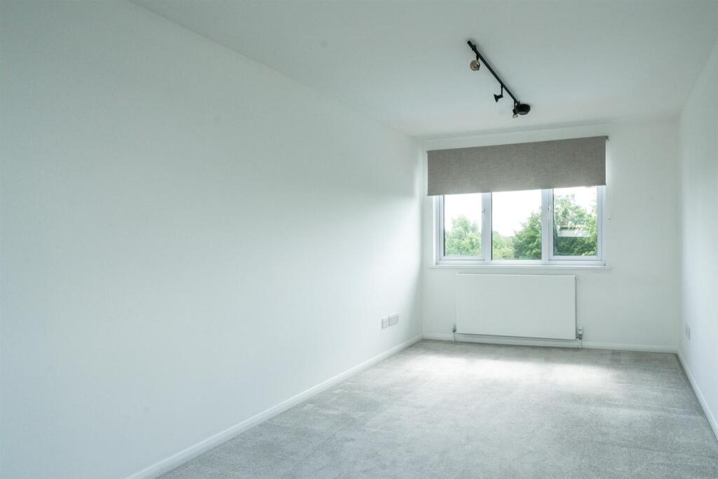 30-Pondfield-Crescent-1025.jpg