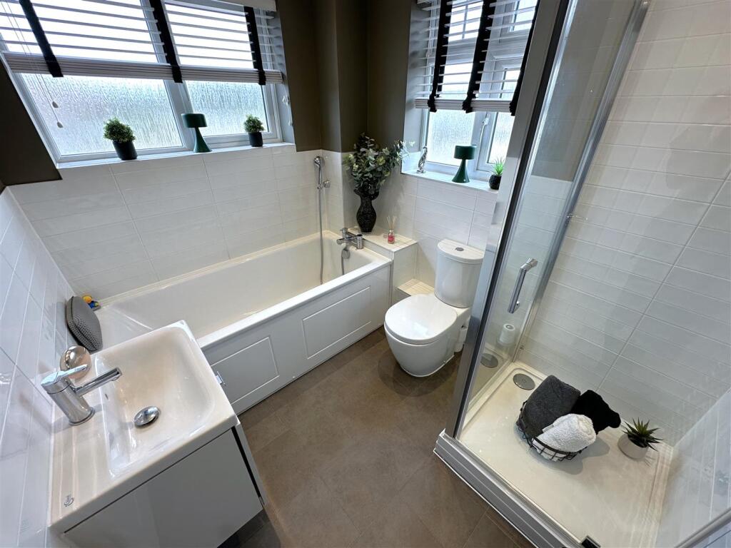 Four-Piece Family Bathroom 572