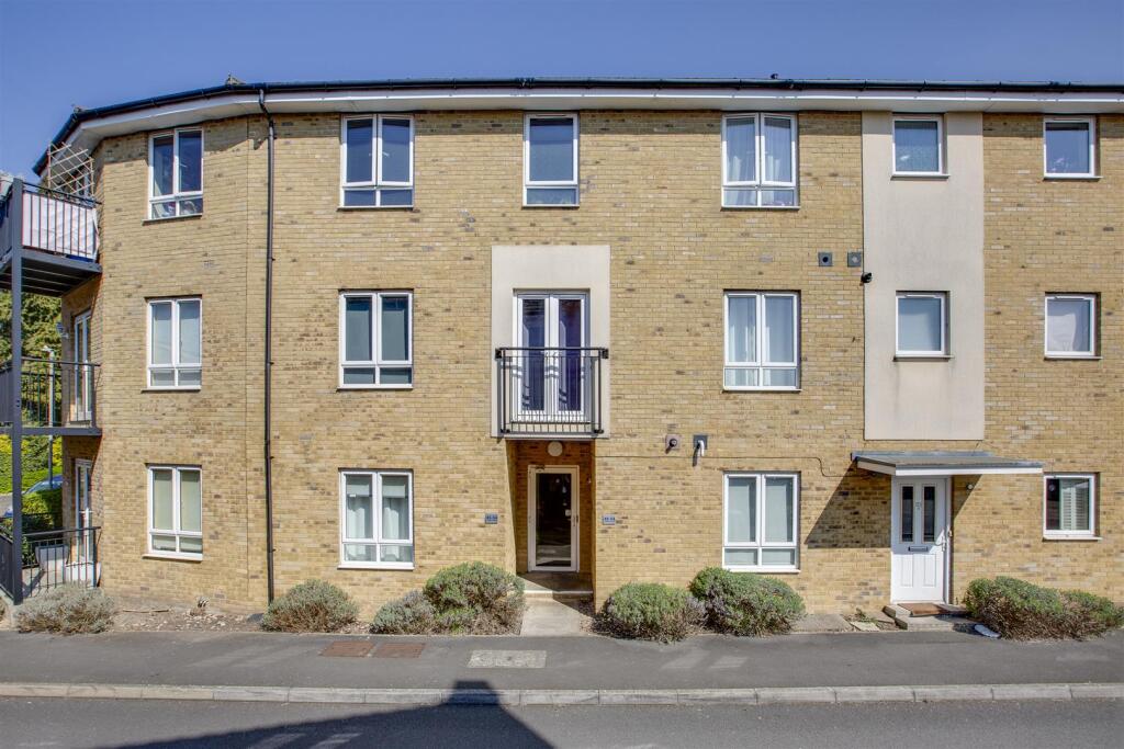 Flat 52 The Roperies, HP13 7FW-13.jpg