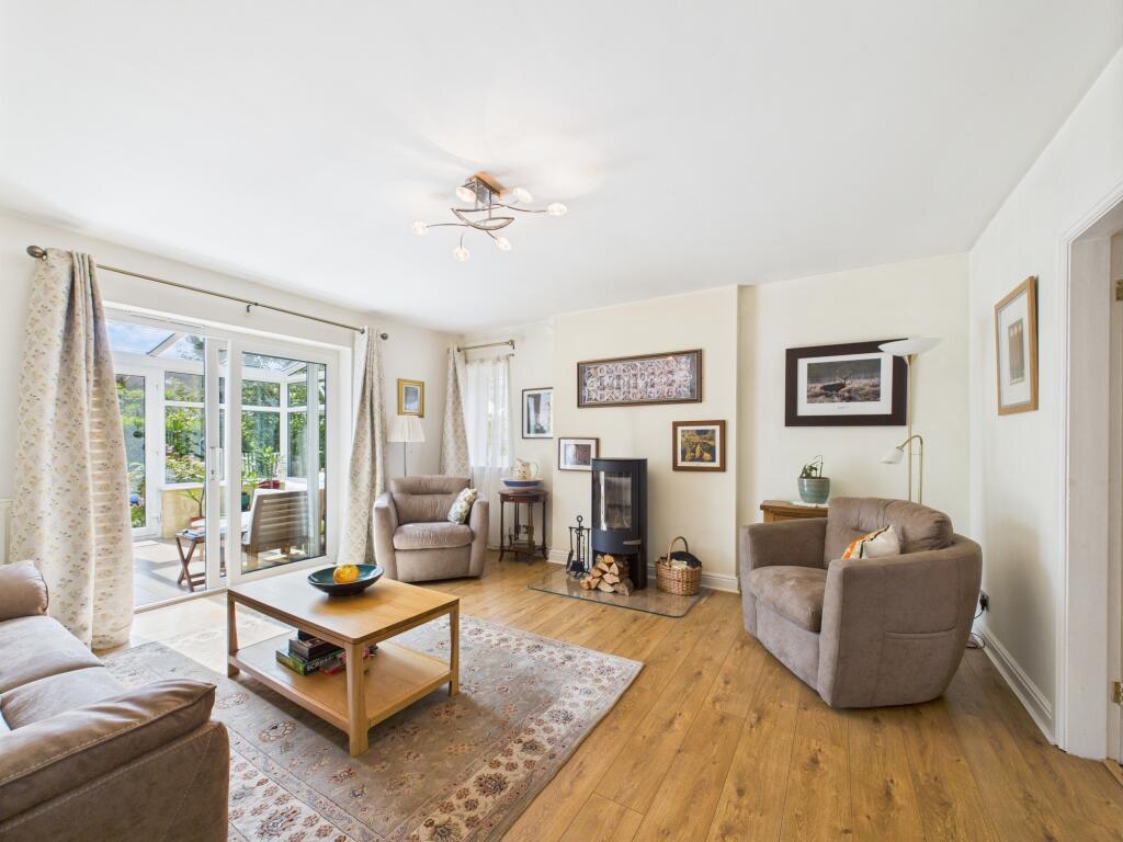 CAM03674G0-PR0565-STILL006