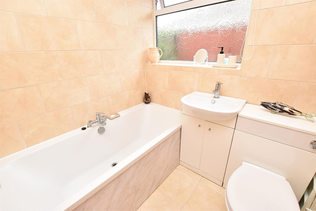 BATHROOM/WC