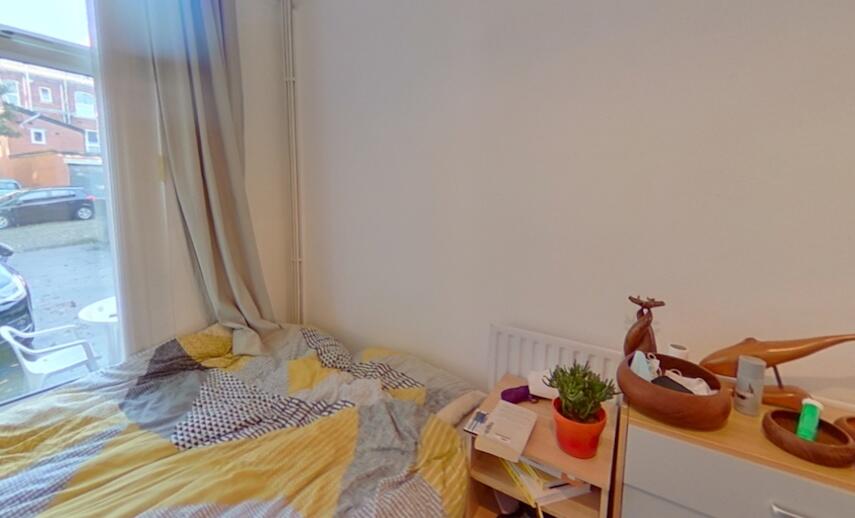 A cozy double bedroom featuring a comfortable b...