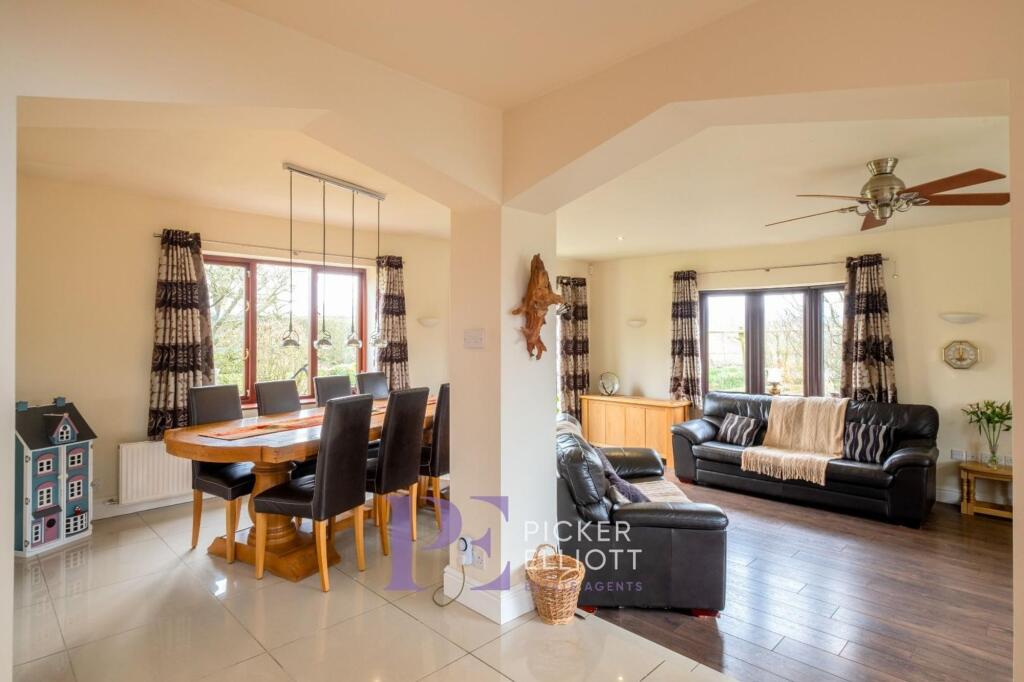 Main Lounge / Dining Area