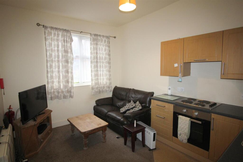 Open plan kitchen / lounge