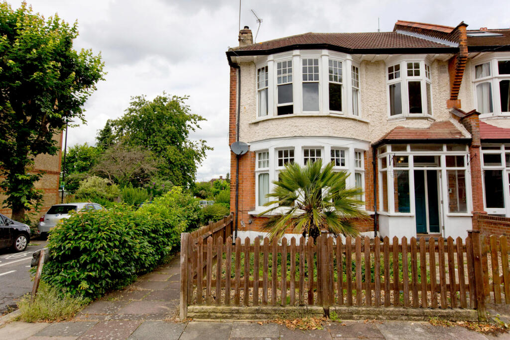 Charming Period Conversion 2 Bedroom Flat with Pr