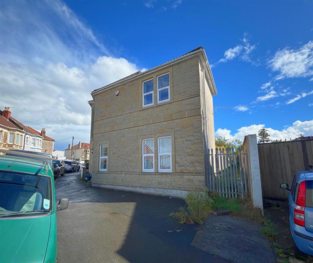 Side view of property and rear access.jpg