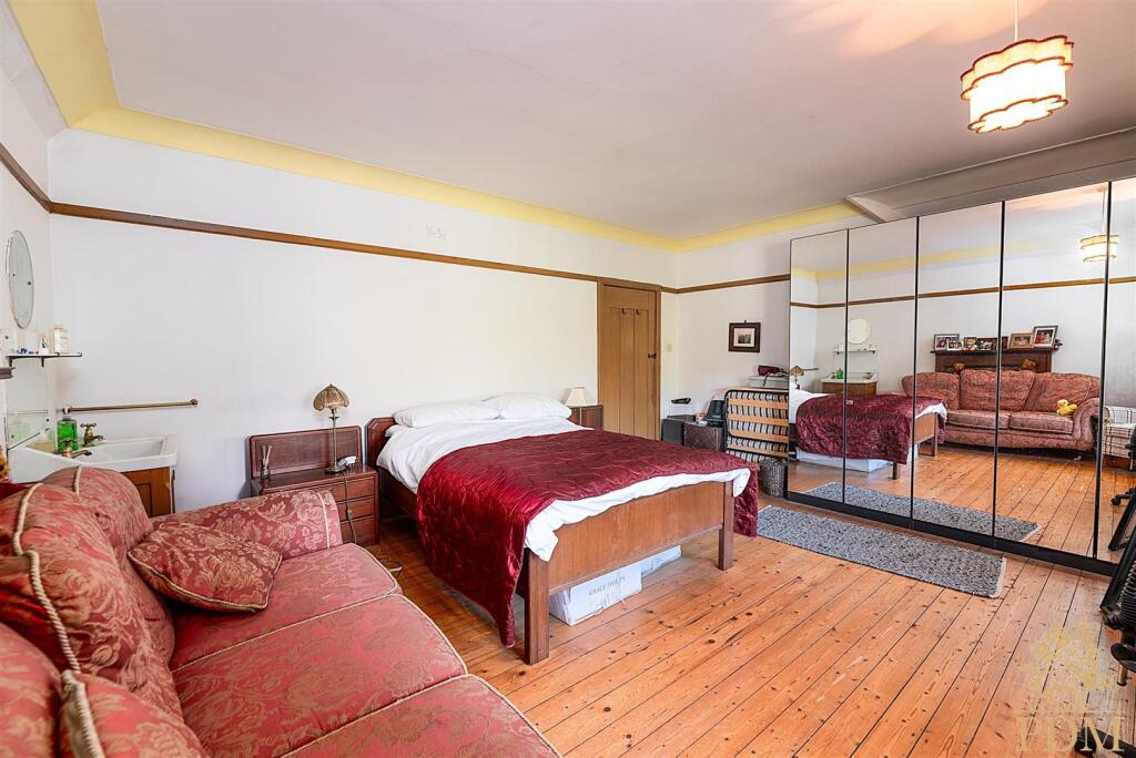 12A Thorncliffe road, Bed Room (2 of 4).jpg