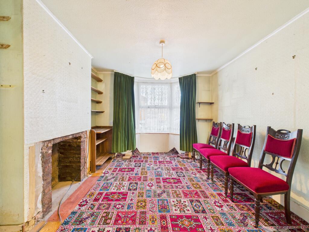 CAM04018G0-PR0395-STILL009