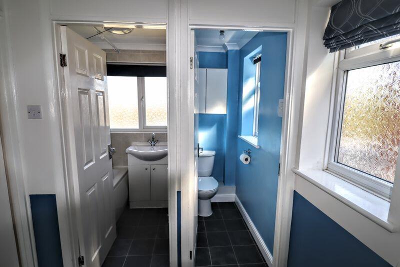 TOILET/BATHROOM