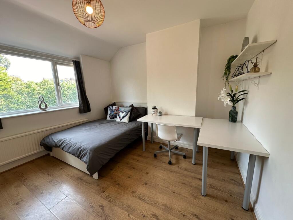 This well-appointed double bedroom features a s...