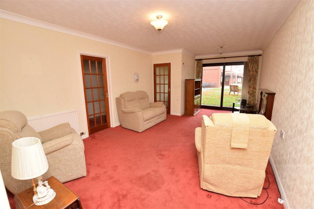 LOUNGE DINING ROOM