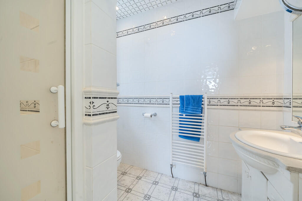 Bedroom One En-Su...