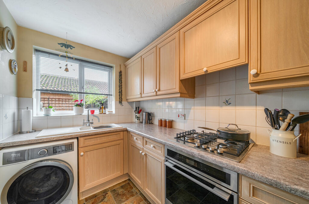 1376434-8-690b22a...