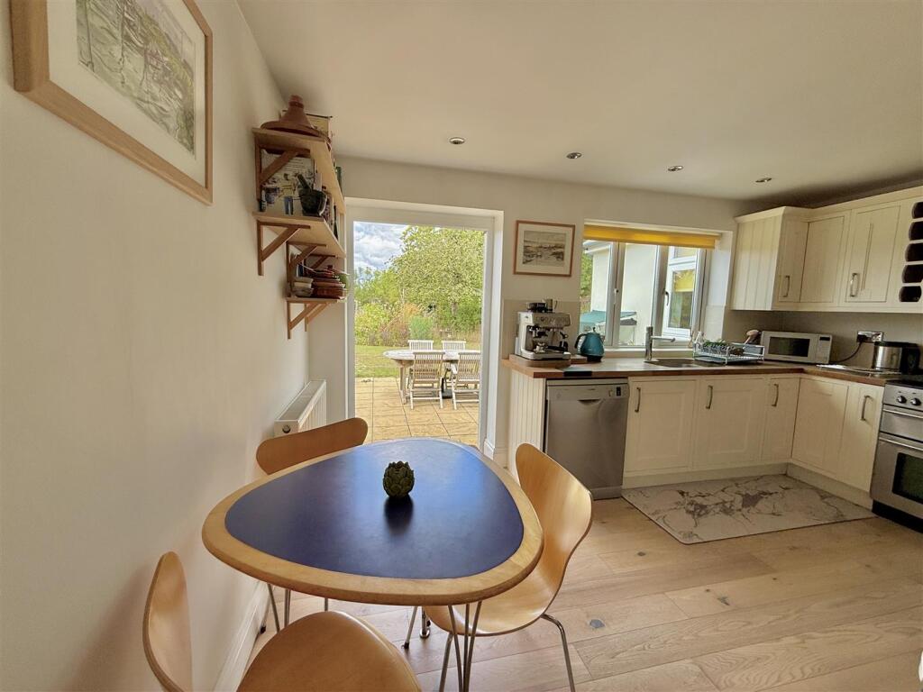 Kitchen/Breakfast Room: