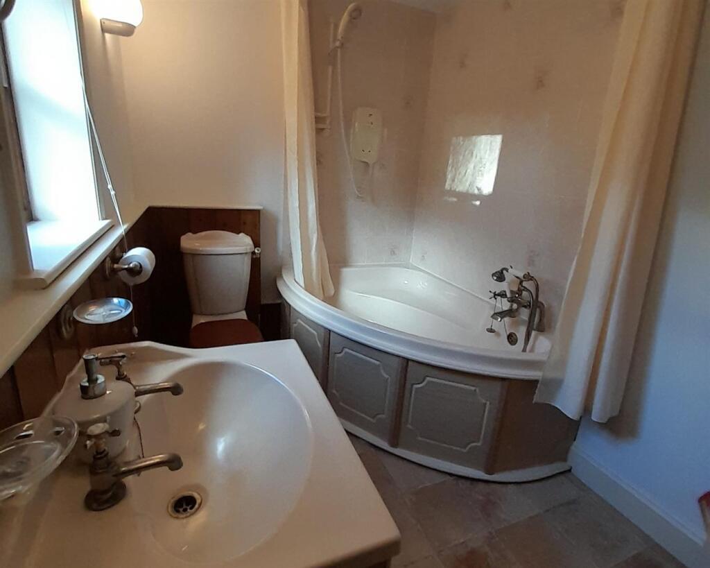 Ensuite Bathroom.jpg