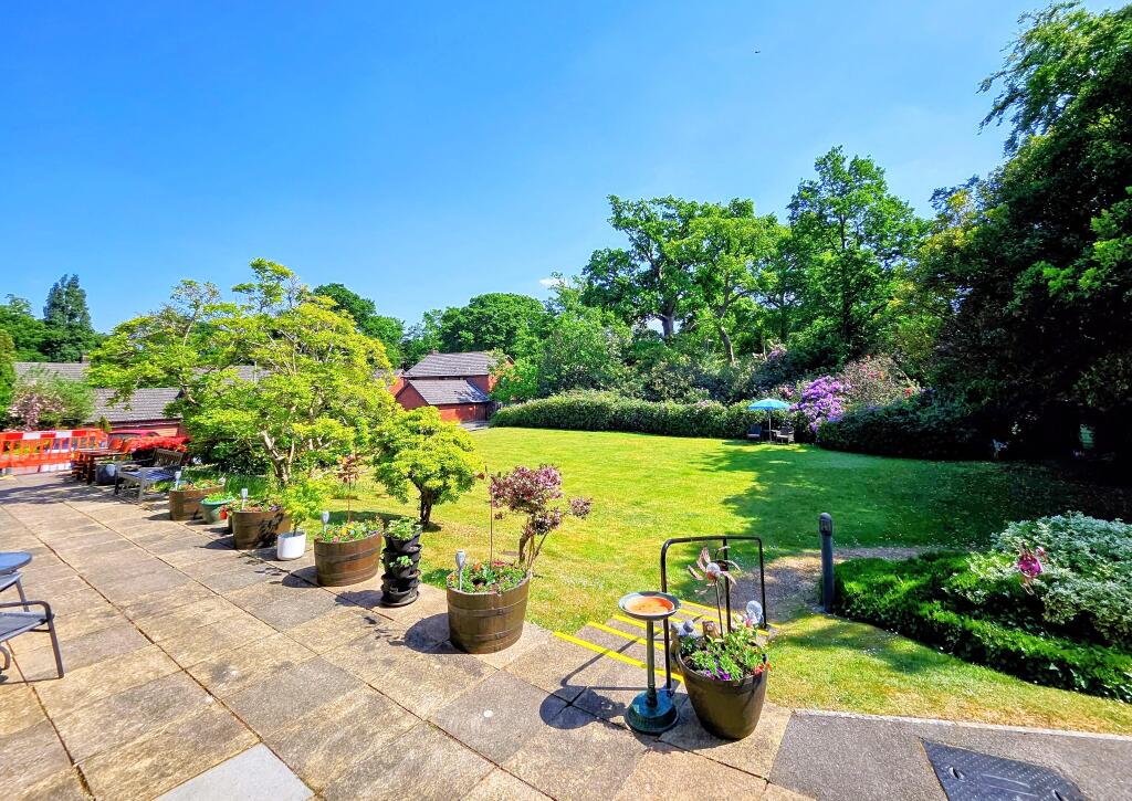 Elizabeth Court, communal grounds