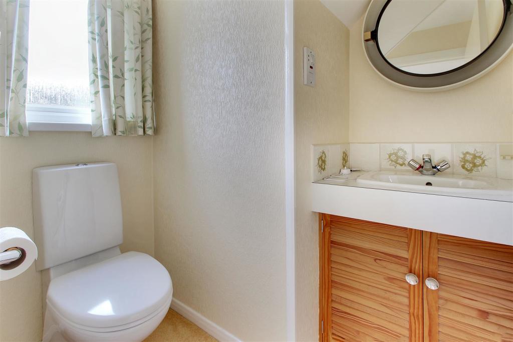 Upstairs Cloakroom.jpg