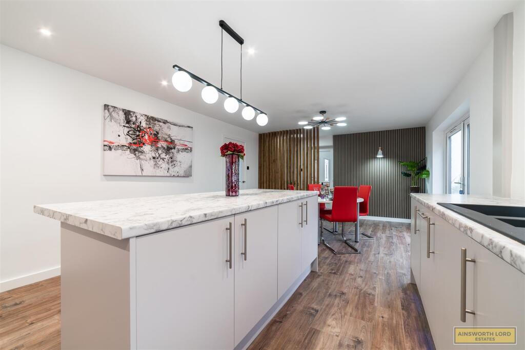 OPEN PLAN KITCHEN / DINING AREA