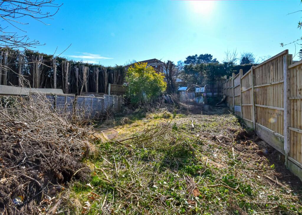 22 Common Road-garden1.jpg