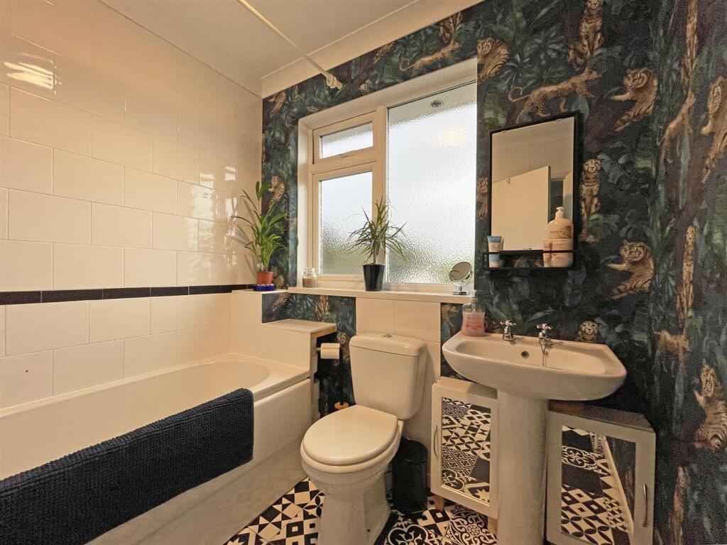 Moreton Ave 27 - Bathroom...jpg
