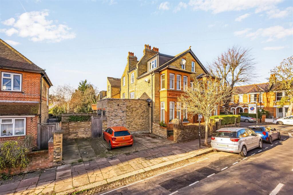 34 Leythe Road-3.jpg