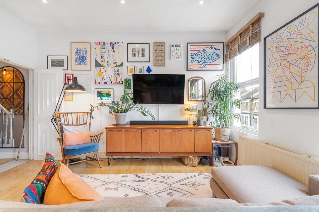 Open-plan kitchen/reception (5)